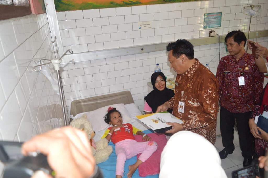 Bupati Sambari Kunjungi Pasien DBD di RS Ibnu Sina Gresik