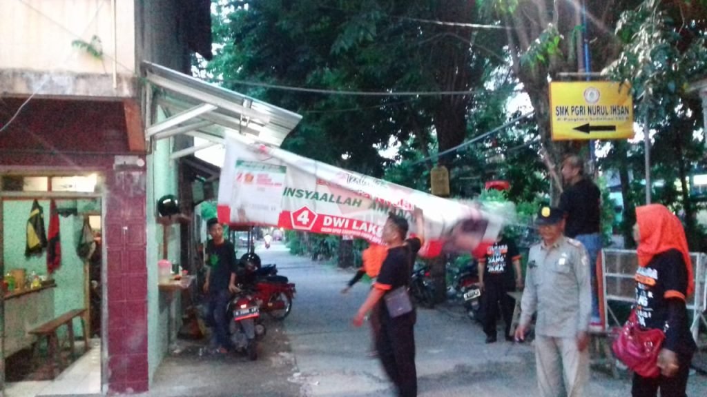 Berbekal Gunting dan Cutter, Panwas Kecamatan Kebomas Bersihkan Puluhan APK Liar