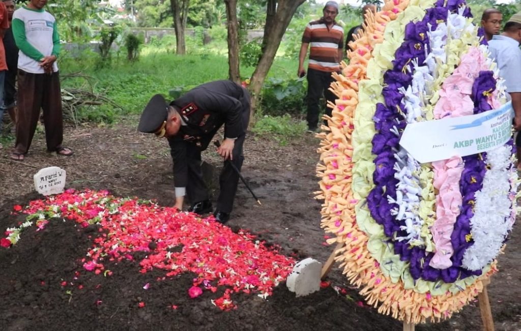 Kapolres Gresik Pimpin Upacara Pemakaman Anggota Reskrim