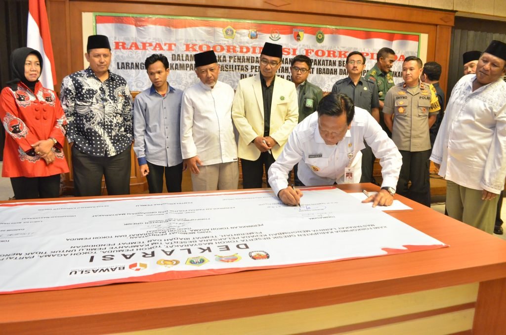 Bupati Gresik Minta Ketua Parpol Tertibkan APK Sendiri