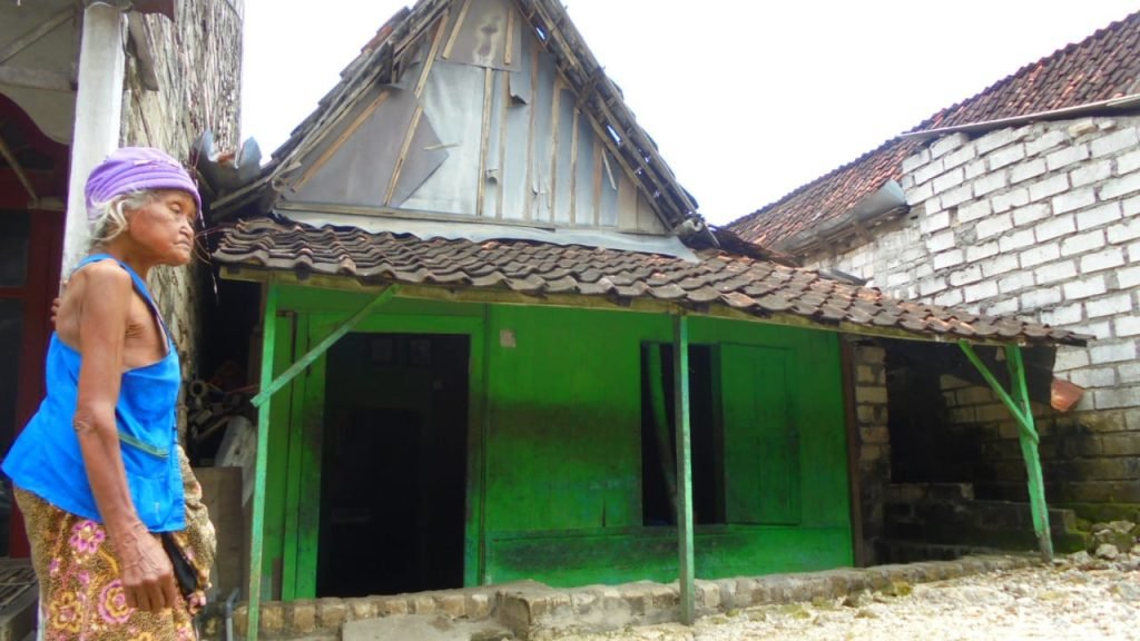 Mbok Kasmuah: Janda Miskin yang Tak Pernah Tersentuh Bantuan