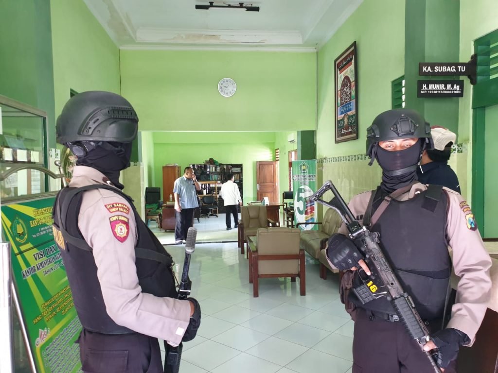 Dijaga Brimob, KPK Geledah Ruang Kerja Kepala Kemenag Gresik