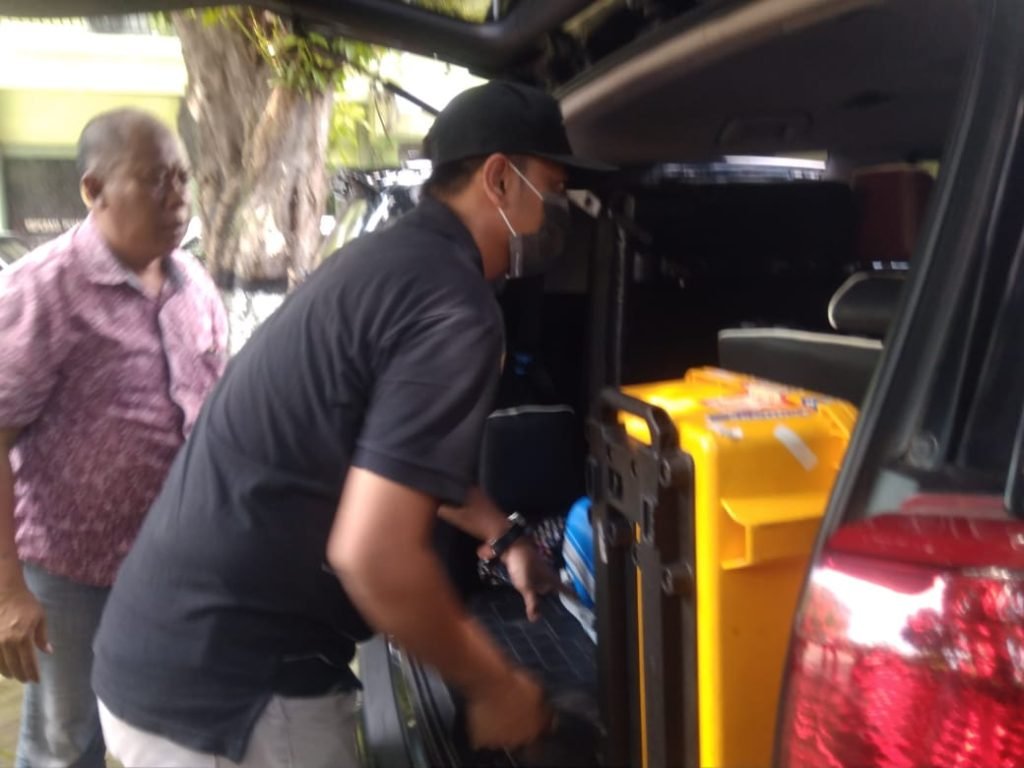 Dua Jam Geledah Ruang Kepala Kemenag Gresik, KPK Pergi Bawa Dua Koper Dokumen