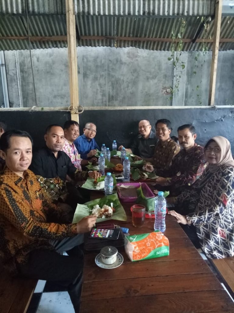 Diplomasi Nasi Bungkus, Upaya Ketua DPRD Beri Bantuan Hukum Gratis Masyarakat Gresik