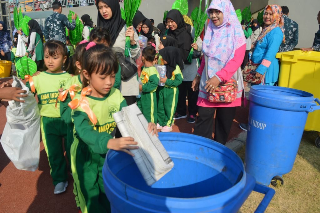 Guru dan anak TK Serta PAUD Bersedekah Sampah