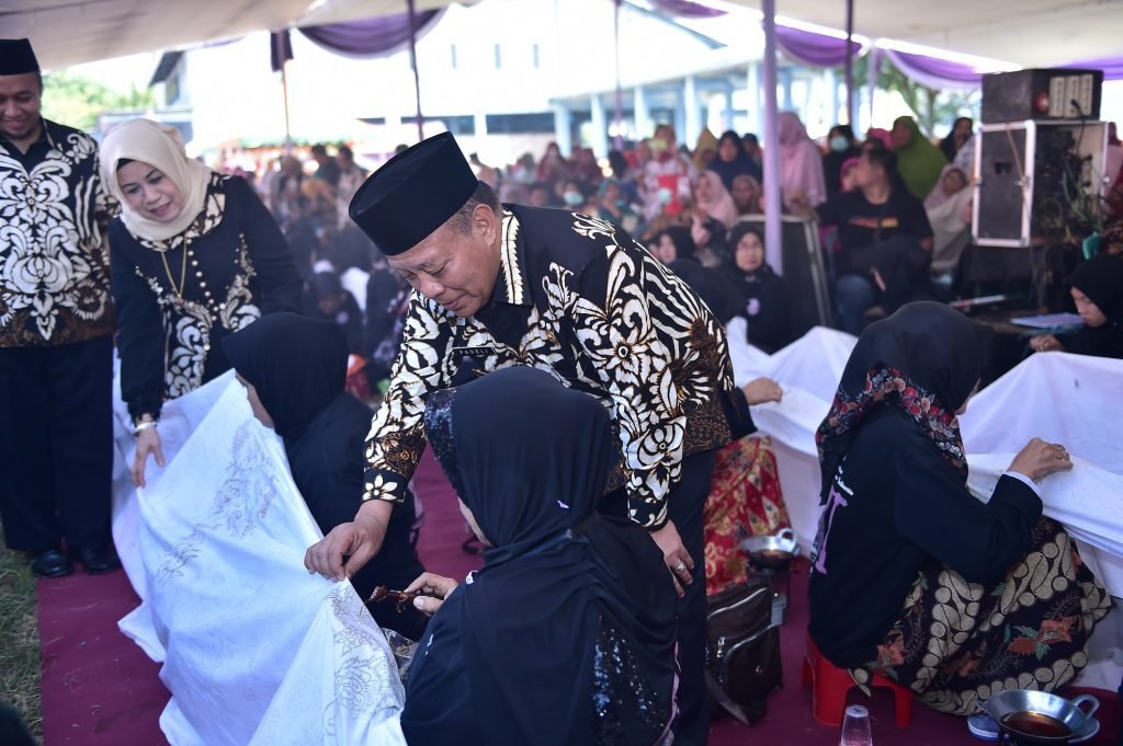 Warga Lamongan Membatik di Kain Sepanjang 72 Meter