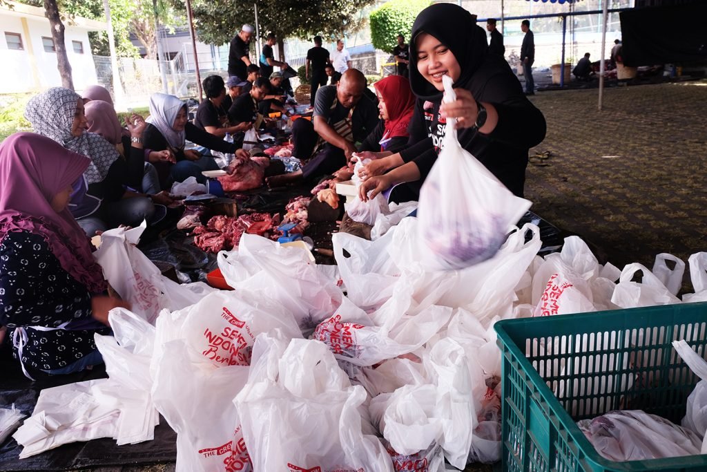 Semen Indonesia Salurkan 233 Hewan Kurban