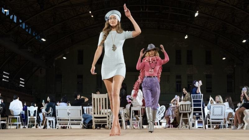 Gigi Hadid Tampil Tanpa Alas Kaki di New York Fashion Week 2019