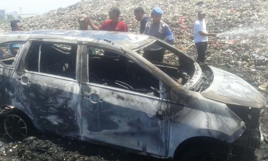 Lelaki ini Bakar Mobilnya di Tempat Sampah