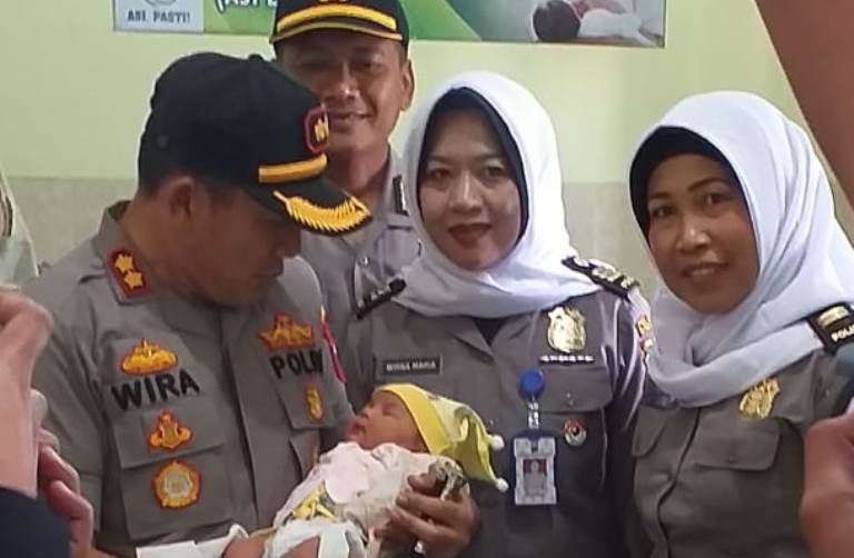 63 Orang Tua Ingin Adopsi Anak yang Dibuang