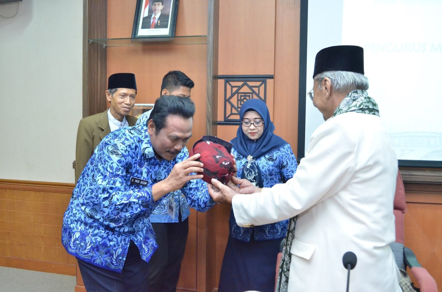 Wabup Qosim Dapat Blangkon dari Sang Kyai