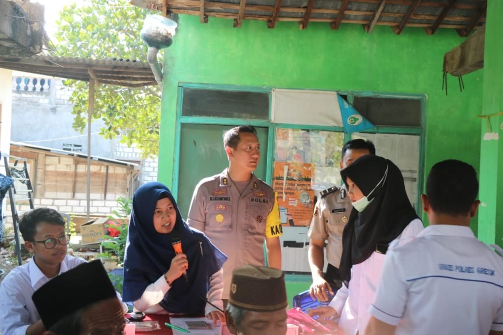 Selain Air Bersih, Kapolres Gresik Kirim Tim Medis Periksa Kesehatan Warga Desa Tumapel