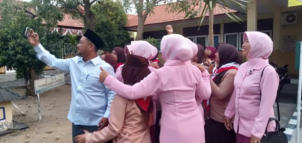 Pimpin Upacara Hari Sumpah Pemuda di SLB, Ketua DPRD Gresik Justru Mbrebes Mili