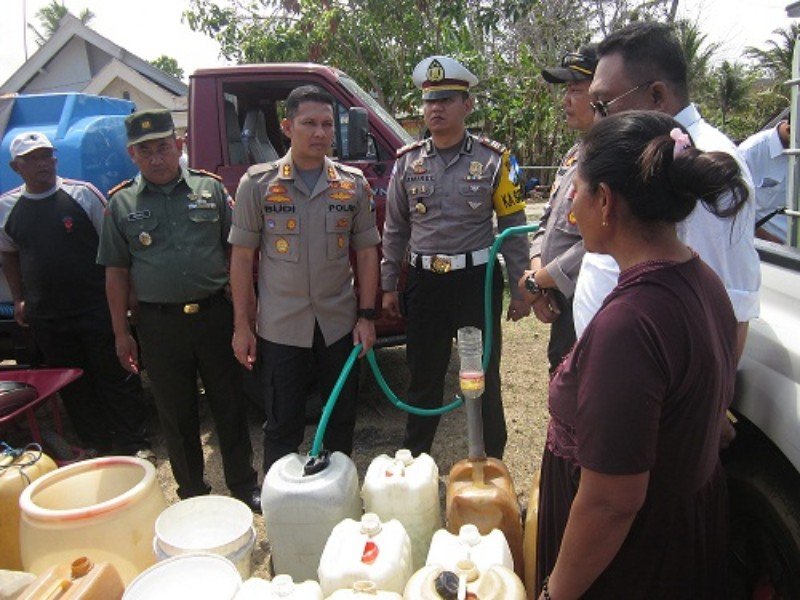 Satlantas Polres Blitar Salurkan Air Bersih dalam Rangka Operasi Zebra Semeru 2019