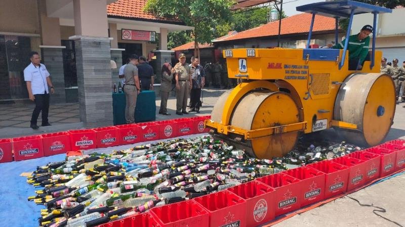 Pol PP Pemkab Sidoarjo Musnahkan Miras