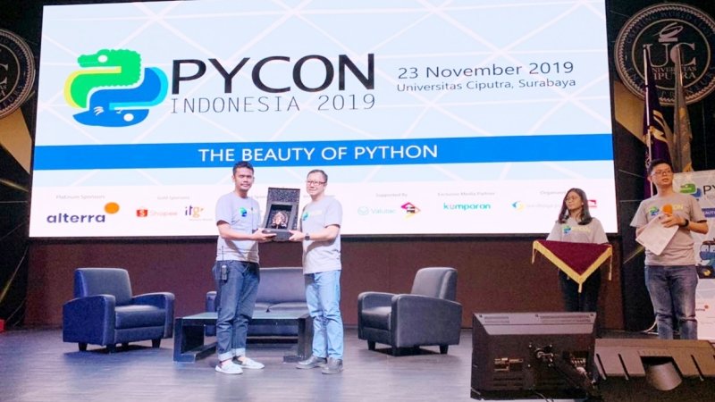 Fakultas Teknologi Informasi UC Surabaya Tuan Rumah Konferensi Para Programmer