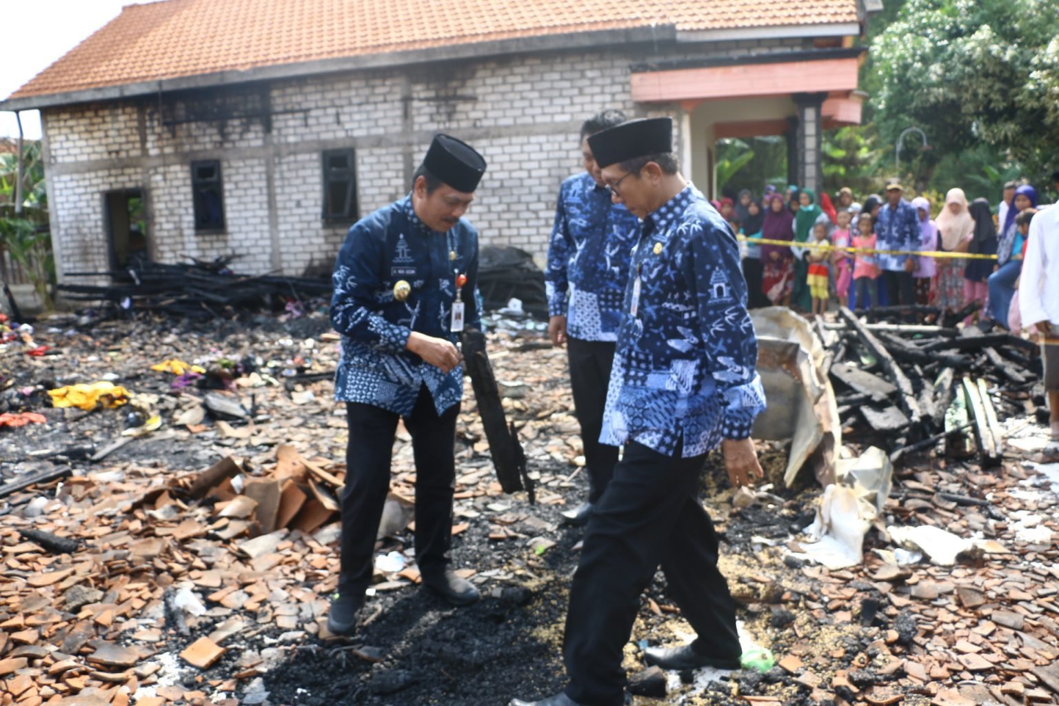 Wabup Qosim Beri Bantuan Korban Kebakaran Desa Baron