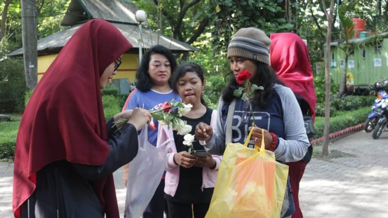 Peringati Haris AIDS Sedunia Mahasiswa KPI Uinsa Bagi-bagi Mawar