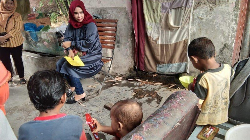 Hj Mimik Kunjungi dan Bantu Warga Tak Mampu