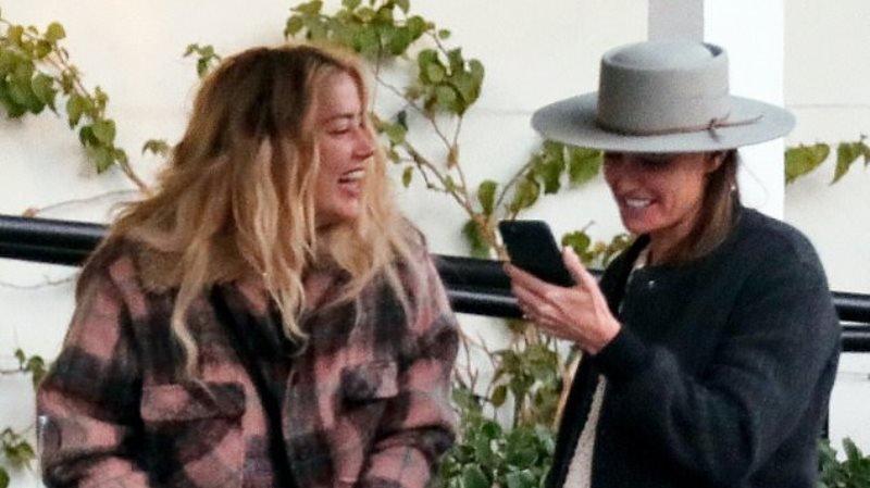 Cerai dari Johnny Depp, Amber Heard Cium Mesra Wanita