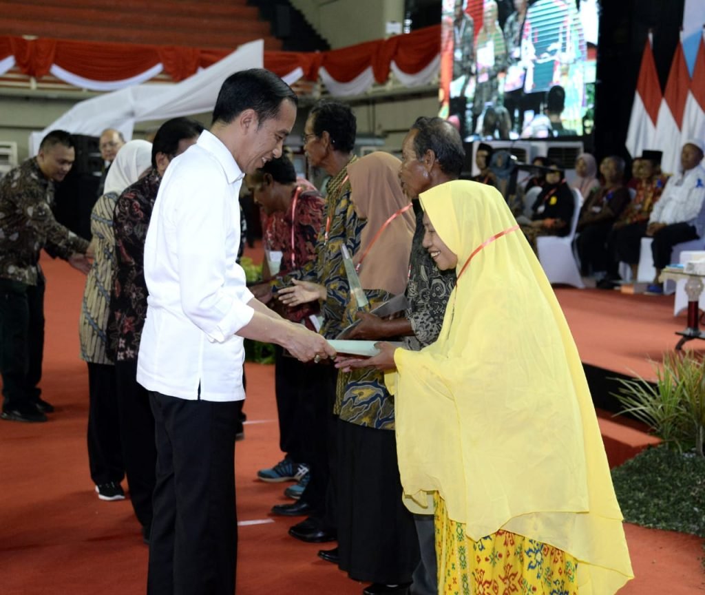 Presiden Jokowi Serahkan 2.020 Sertifikat Warga Jawa Timur