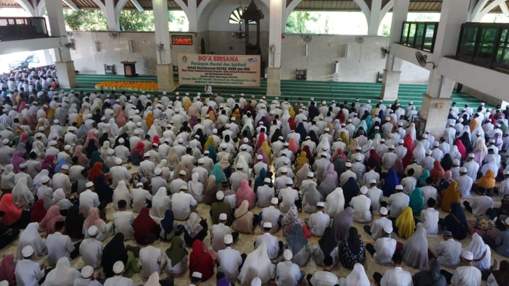 Jelang UN, SMK PGRI 1 Gresik Gelar Doa Bersama di Masjid Nurul Jannah Petrokimia Gresik