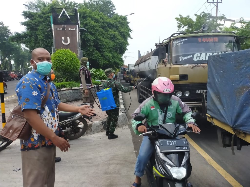 Perbatasan Gresik -Surabaya Disemprot Disinfektan