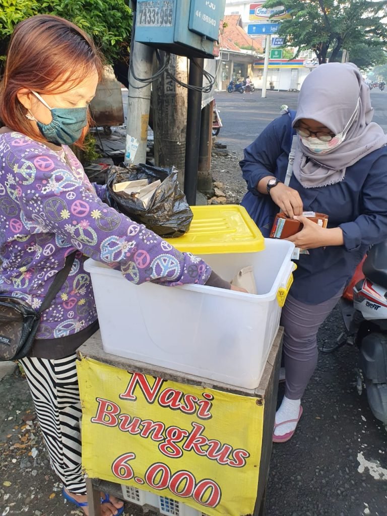 Bantu Masyarakat Kecil dengan Gerakan Tebas Nasi Bungkus