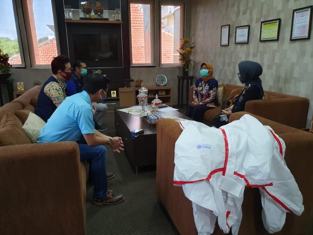 Rotary Club D3420 Beri Bantuan Ribuan APD Untuk Dinkes Jatim, Untuk Covid-19