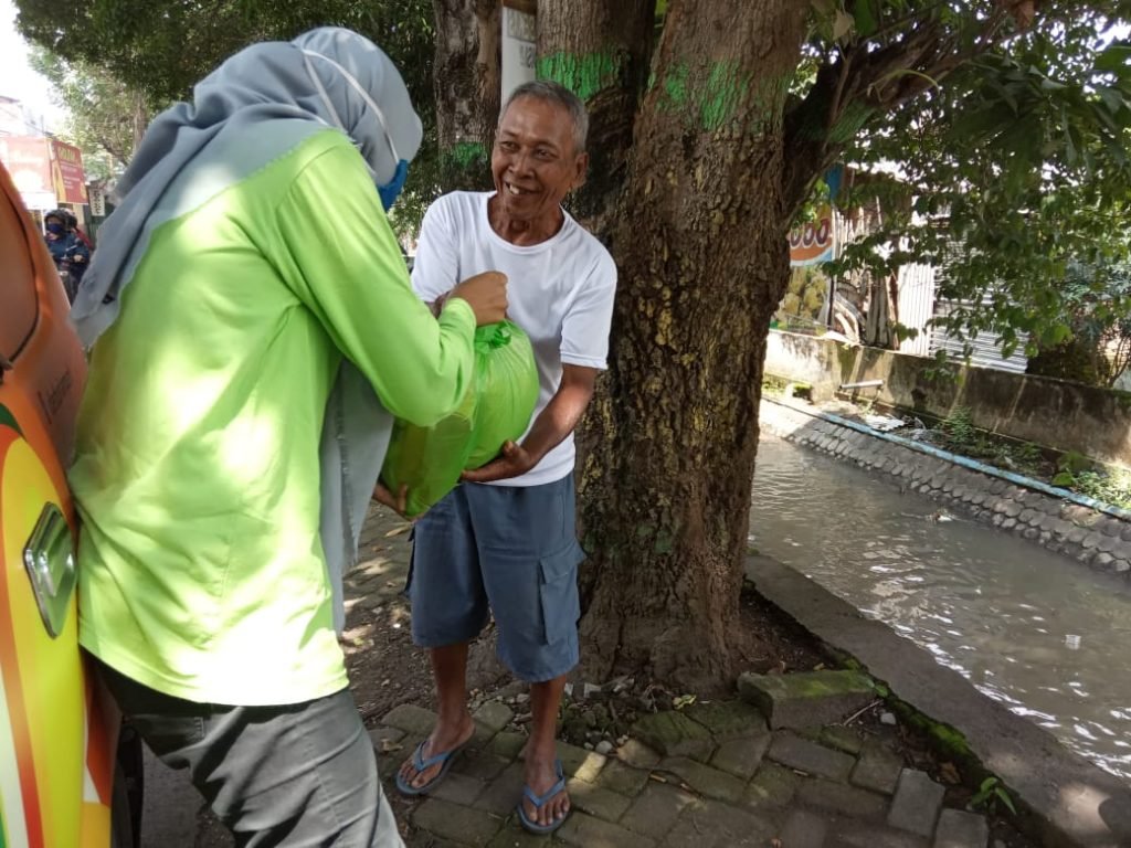 DeDurian Park Kembali Berbagi Sembako dan Masker