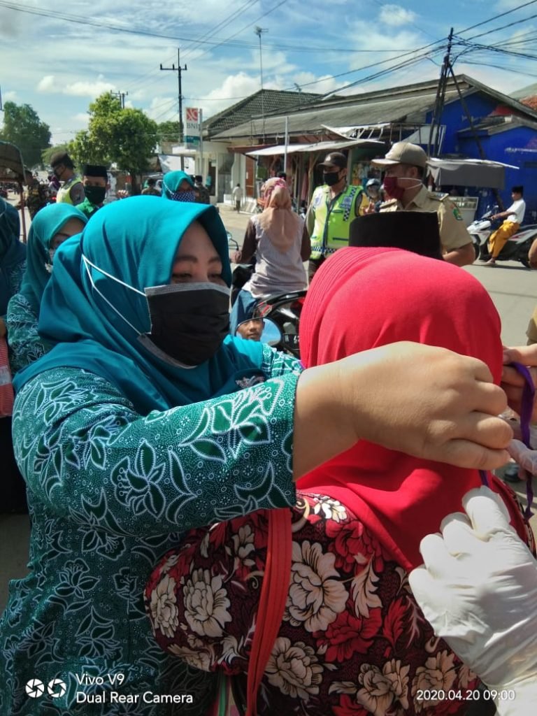 PKK Kecamatan Ganding Sumenep Memberikan Masker Gratis