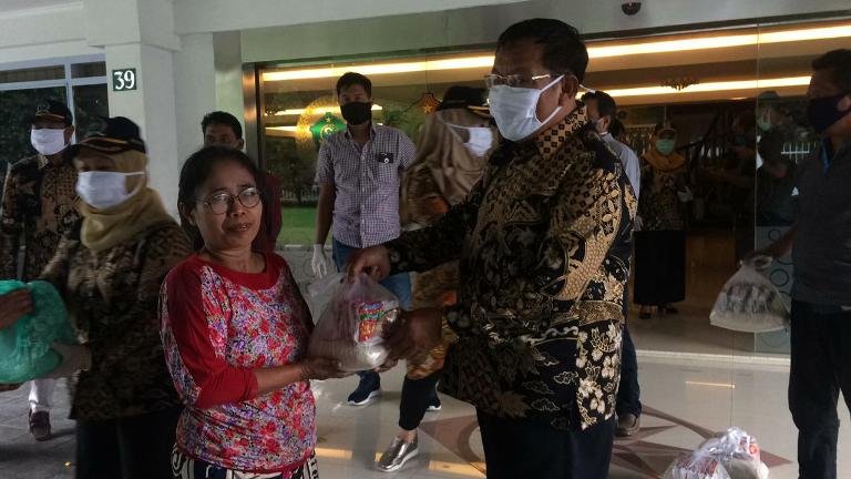 DPRD Sidoarjo Bagikan 1.250 Paket Sembago untuk Warga Ta Mampu