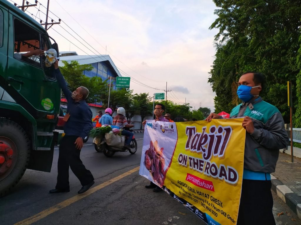 NH Zakatkita Bagikan Takjil di Titik Check Point PSBB