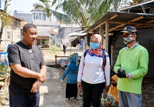 Deputi ADPIN BKKBN Ingatkan Kepesertaan KB Warga Saat Serahkan Bantuan Dampak Covid-19 di Depok