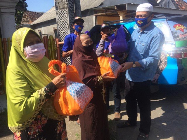 Taufiqulbar Calon Bupati Turun Langsung bagikan Sembako Dampak Covid 19
