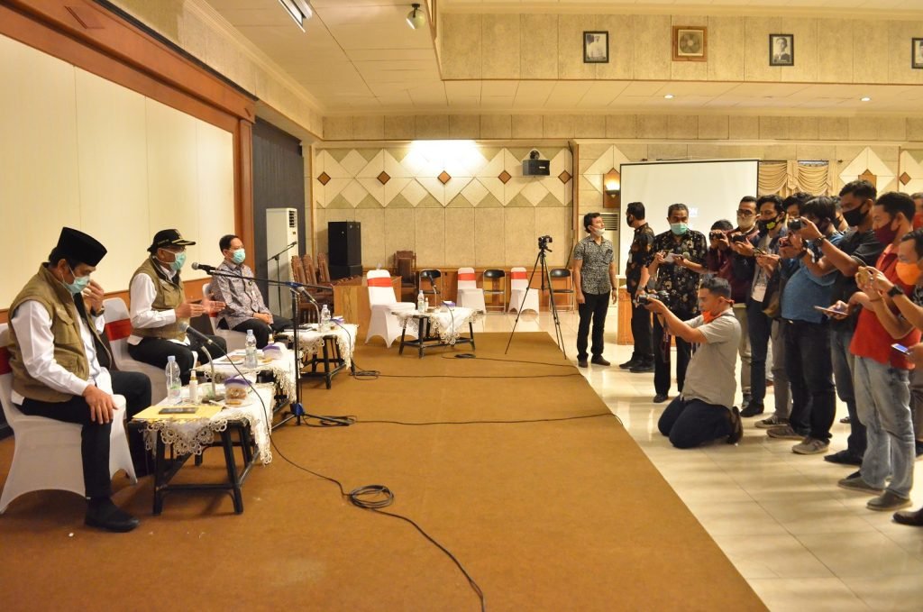 Gresik Terbitkan Perbup Masa Transisi, Sanksinya Kerja Bakti Hingga Denda Uang