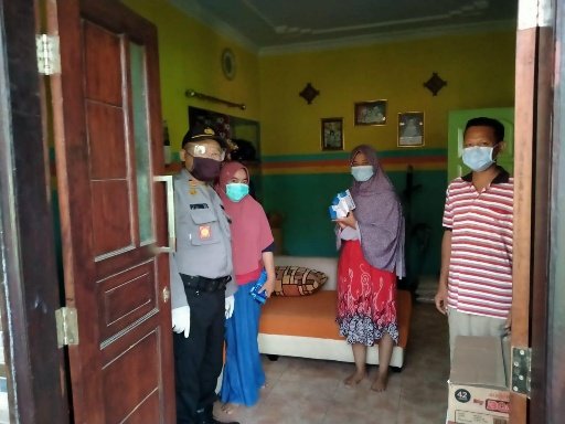 Kapolsek Krembung Serahkan Herbal Bantuan Kapolda Jatim kepada WargaKa ODP