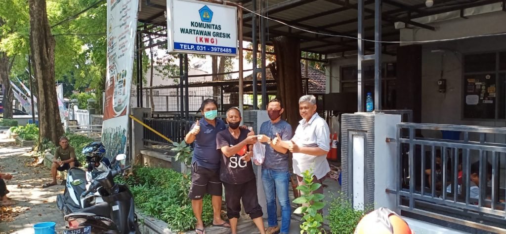 Bersama Semen, Petro dan Polres, KWG Berbagi Kurban di Tengah Covid-19