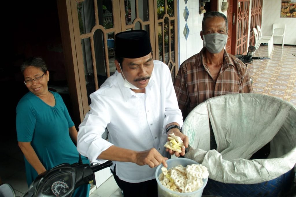 Disambati Pengusaha Kerupuk Kanji Pak Qosim dan Dokter Alif Siapkan Lapak Online