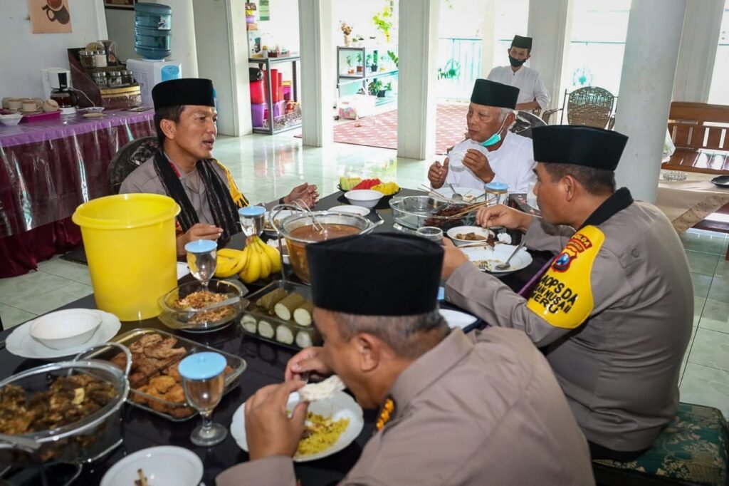 Kunjungi Ponpes Lirboyo dan Al Amien, Kapolda Jatim Dijamu Dengan Hidangan