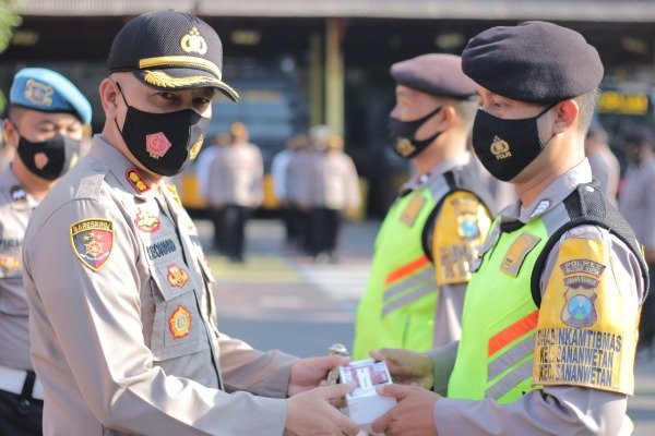 Polres Blitar Kota, Bagikan Ponsel untuk Seluruh Bhabinkamtibmas