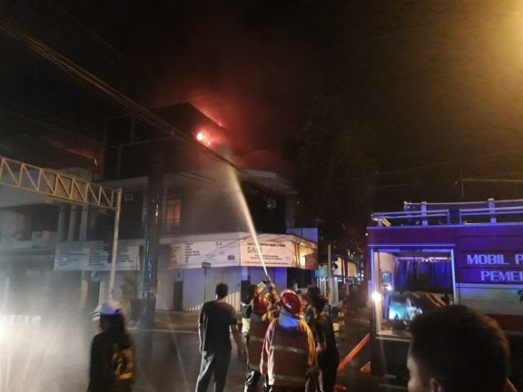 Toko “SARI WANGI” Kediri Terbakar Hebat Malam Hari