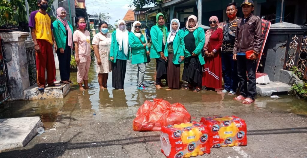 Fatayat Duduksampeyan Bantu Korban Banjir Kali Lamong