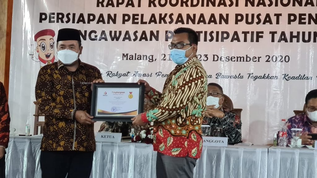 Pengguna Siwaslu Terbaik, Bawaslu Gresik Terima Penghargaan Bawaslu RI