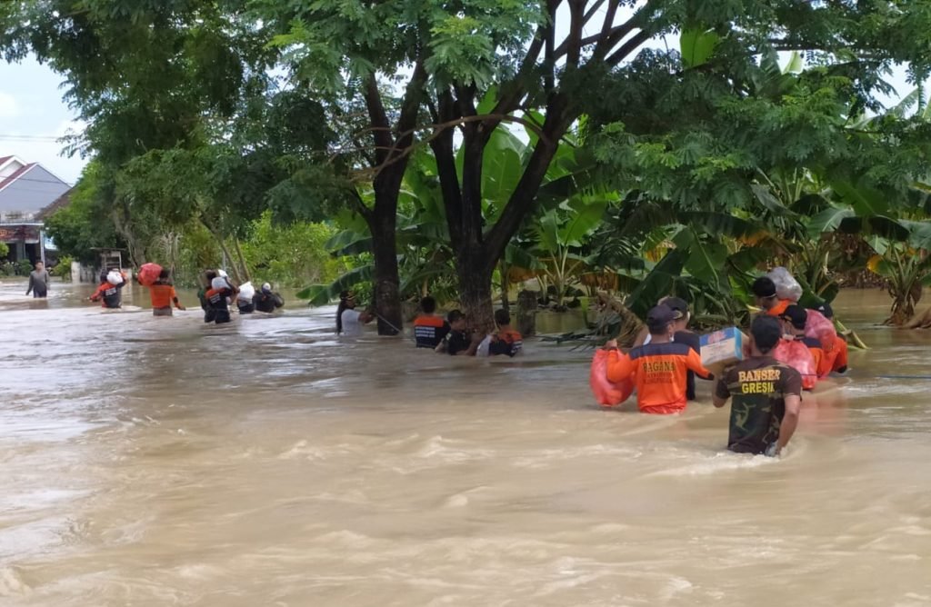 NU Balongpanggang dan Banomnya Bantu 4000 Nasi Bungkus untuk Korban Banjir