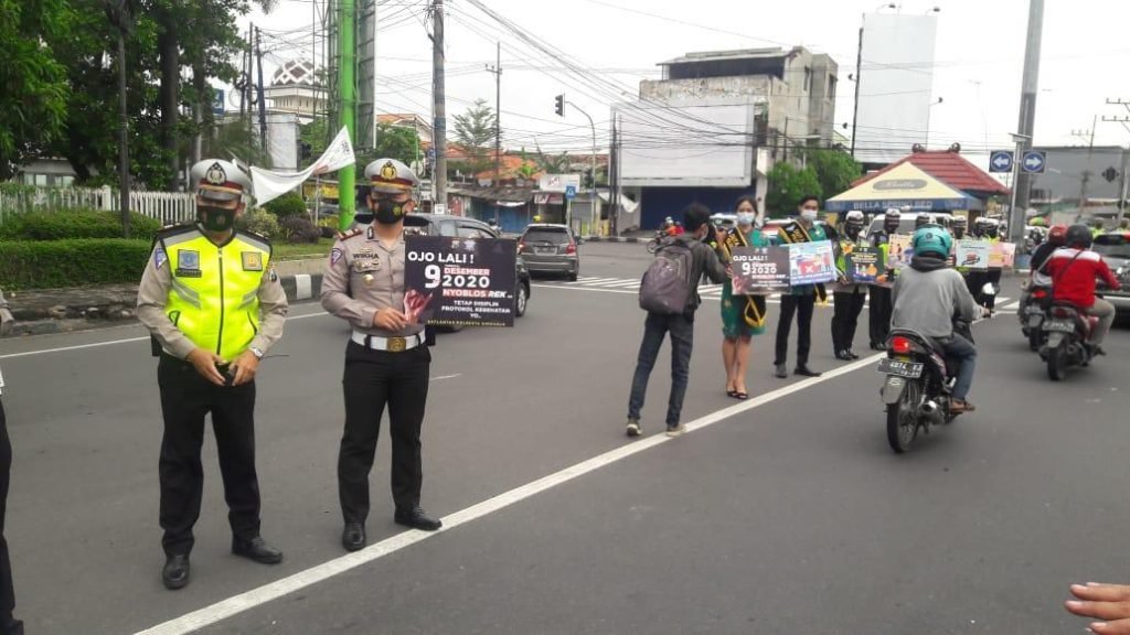 Polwan Sosialisasikan Pilkada Aman pada Warga yang Melintas di Alun-alun Sidoarjo