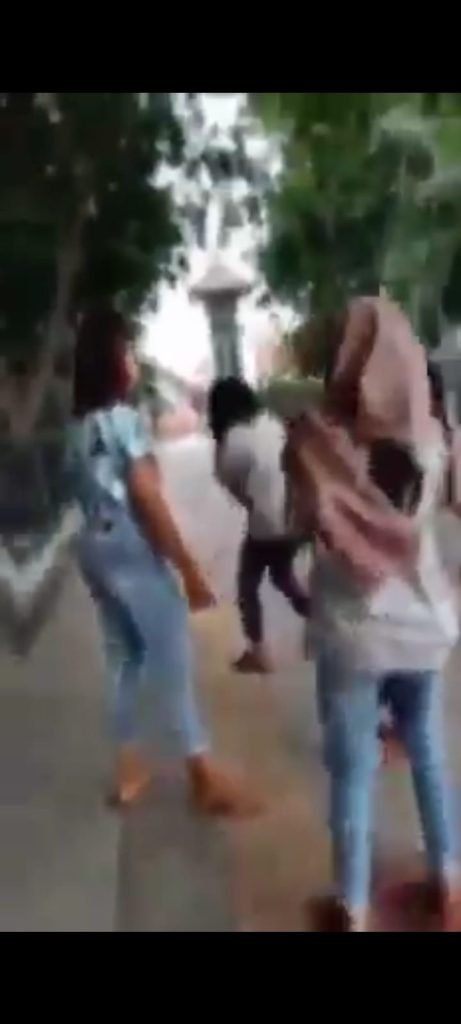 Hebohkan Gresik, Video Cewek ABG Dikeroyok 5 Temannya di Alun-alun
