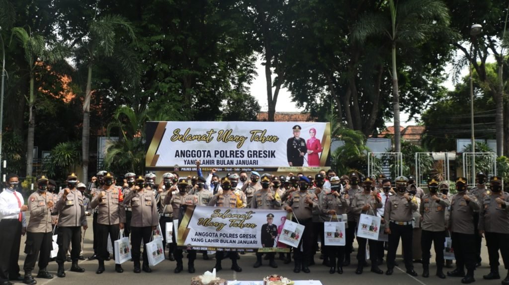 Apel Pagi, Kapolres Gresik Beri Cinderamata Polri dan ASN yang Ulangtahun