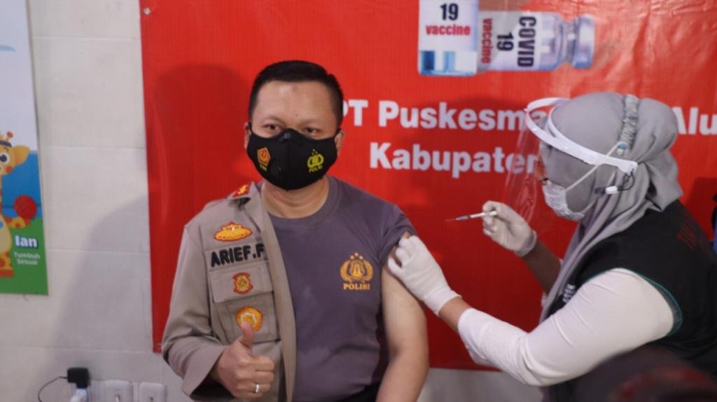 Kapolres Gresik Divaksin Sinovak di Puskesmas Alun Alun