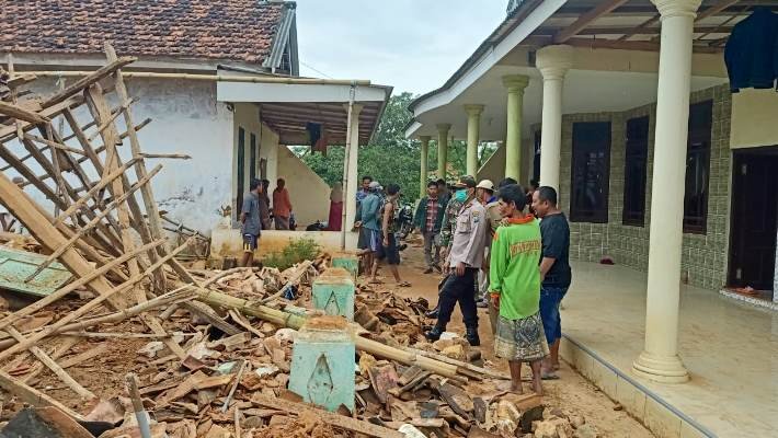 Satu Rumah Ambruk Akibat Cuaca Buruk di Sumenep